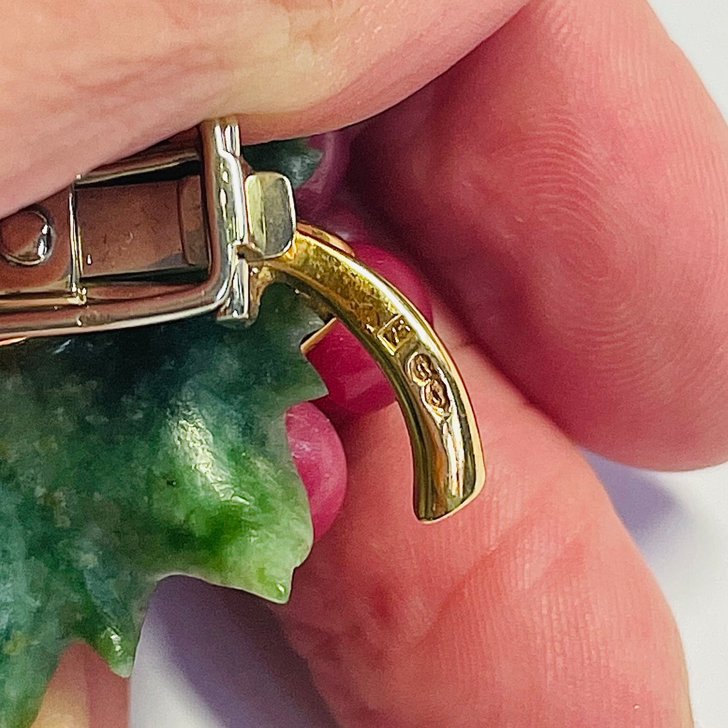 1950s 18KT Yellow Gold Carved Jade Nephrite Grape Brooch close-up details