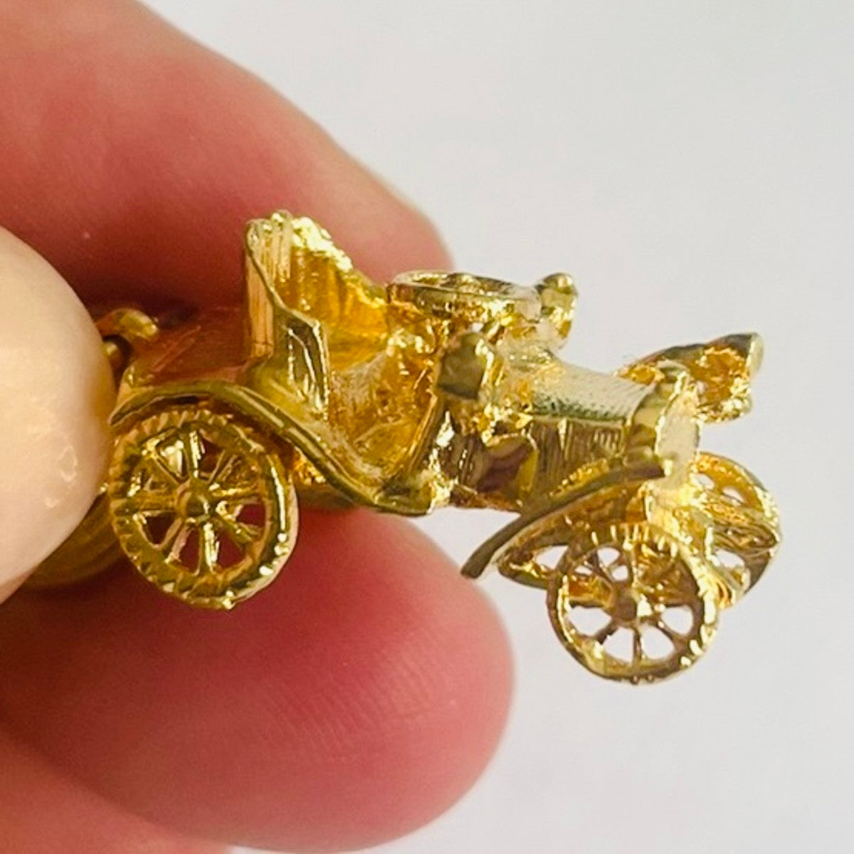 1950s 9KT Yellow Gold Charm Bracelet charm close-up