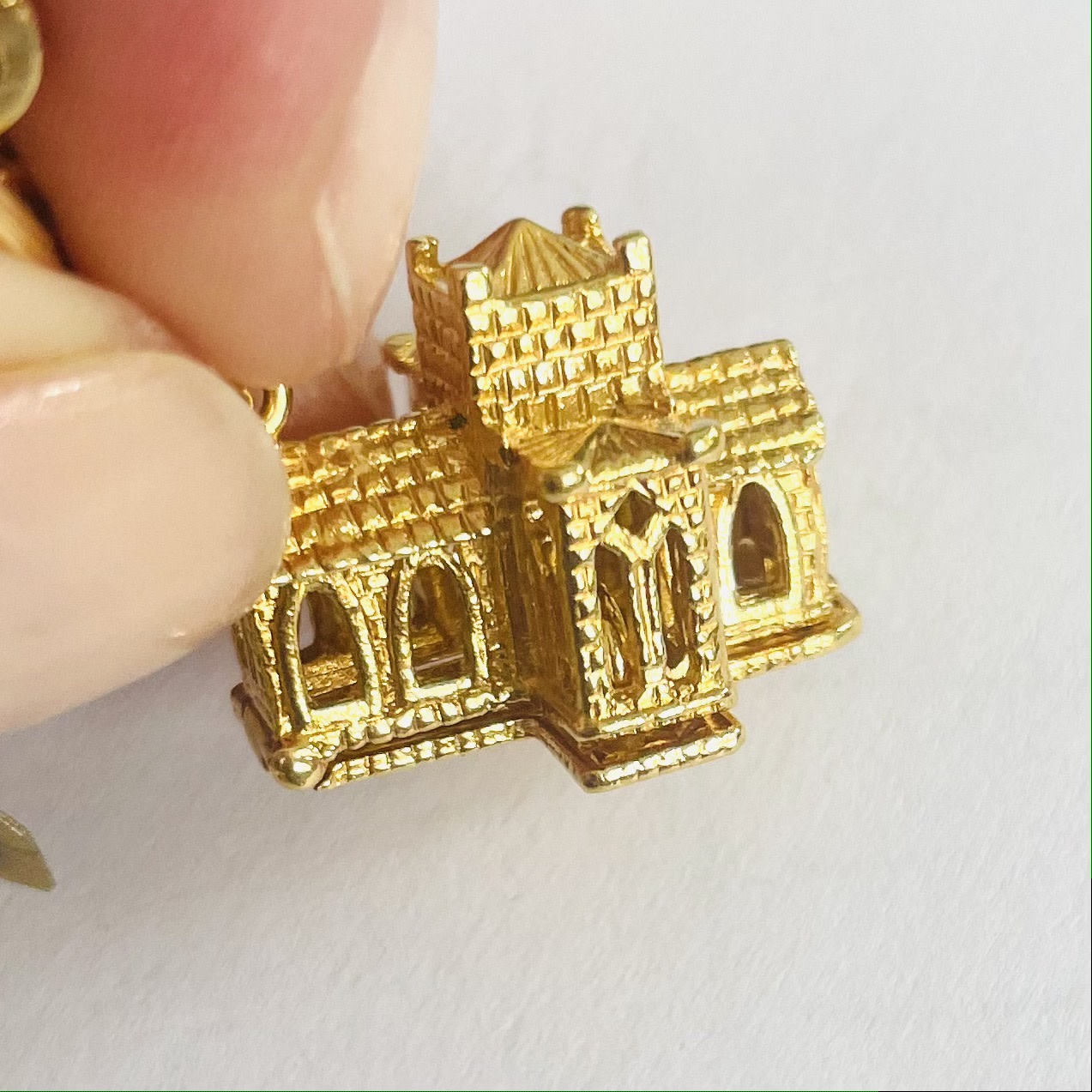 1950s 9KT Yellow Gold Charm Bracelet charm close-up