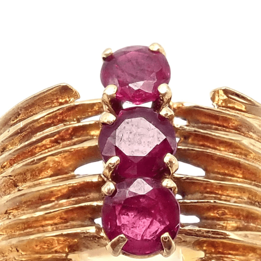 Cartier Paris 1980s 18KT Yellow Gold Ruby Ring close-up details
