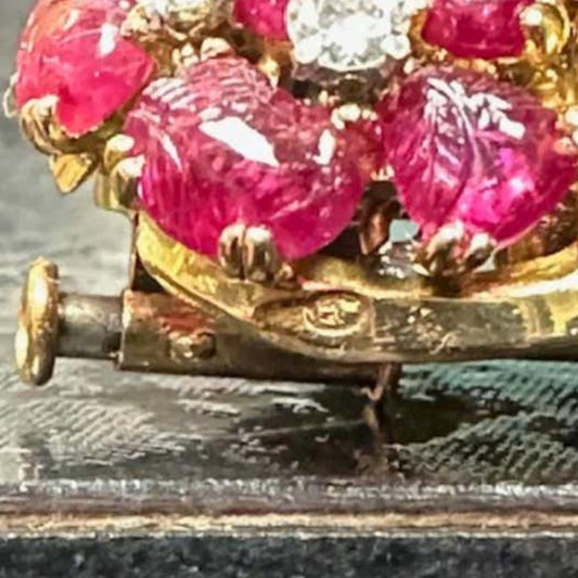 French Retro 18KT Yellow Gold Emerald & Ruby Brooch close-up details
