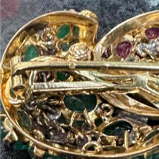 French Retro 18KT Yellow Gold Emerald & Ruby Brooch close-up details