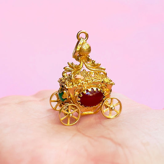 1970s 18KT Yellow Gold Carnelian Agate & Chalcedony Carriage Pendant front