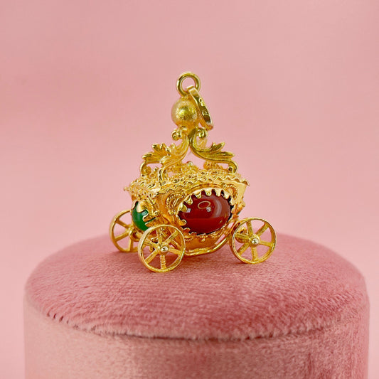 1970s 18KT Yellow Gold Carnelian Agate & Chalcedony Carriage Pendant front