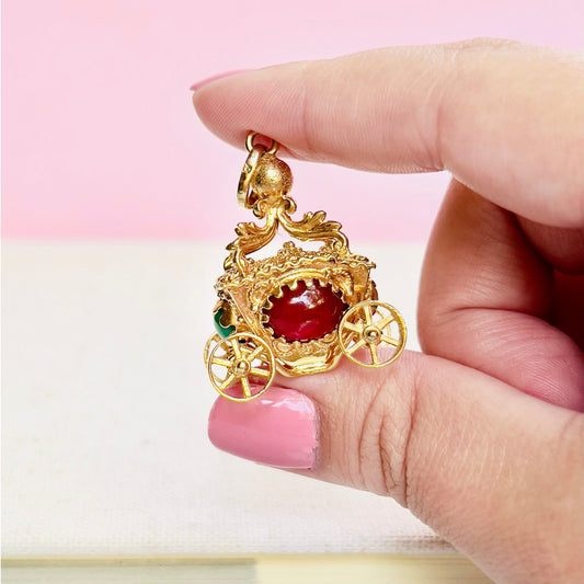 1970s 18KT Yellow Gold Carnelian Agate & Chalcedony Carriage Pendant front
