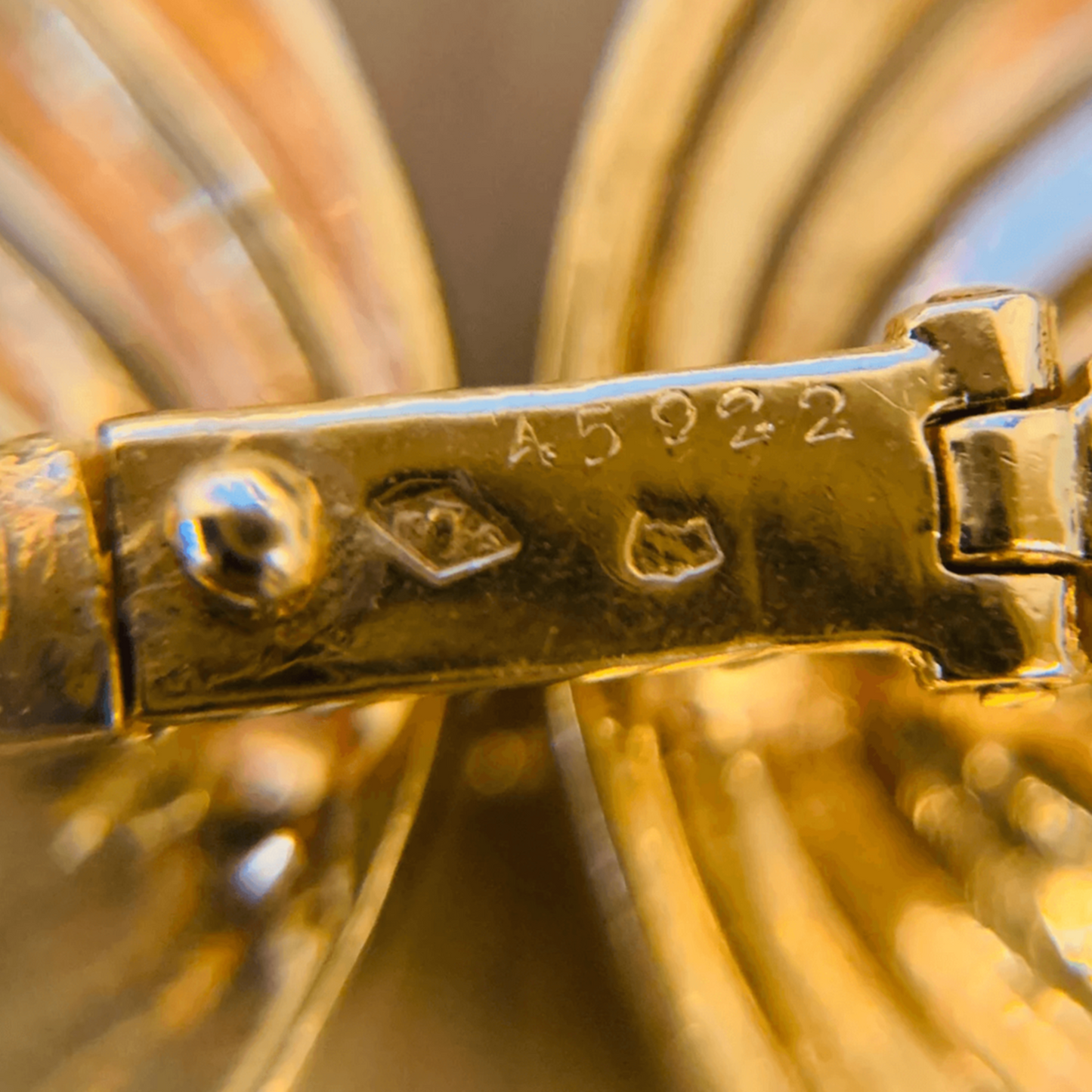 Van Cleef & Arpels Paris 1970s 18KT Yellow Gold Diamond Necklace close-up details