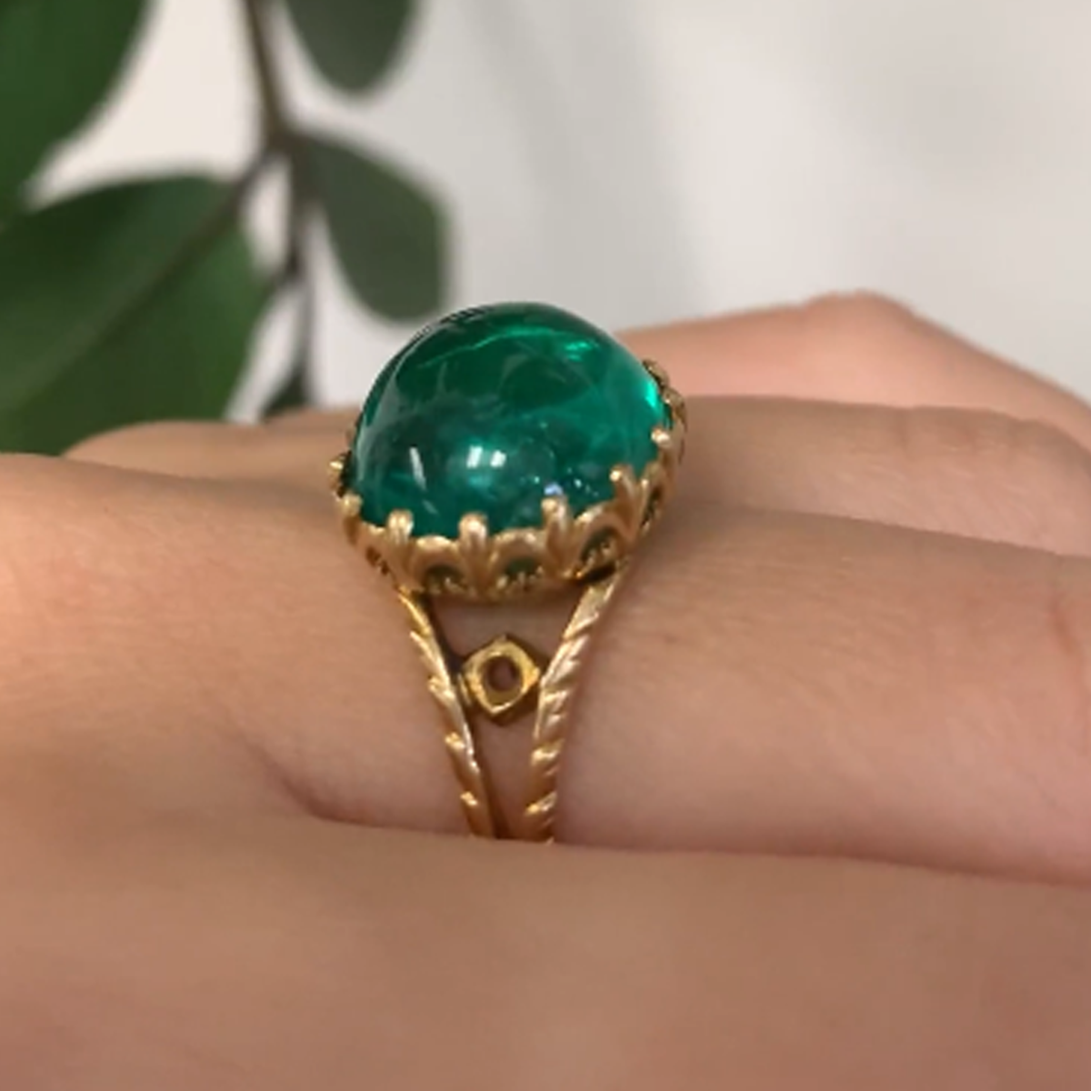 Antique 18KT Yellow Gold Colombian Emerald Ring side view