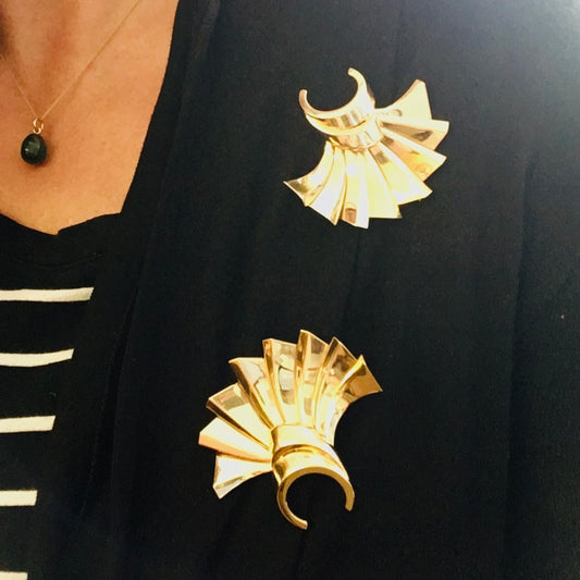 Trabert & Hoeffer Mauboussin 1950s 18KT Yellow Gold Brooches worn on blouse