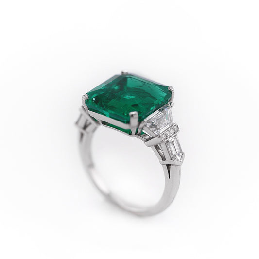 Raymond Yard Post-1980s Platinum Emerald & Diamond Ring profile