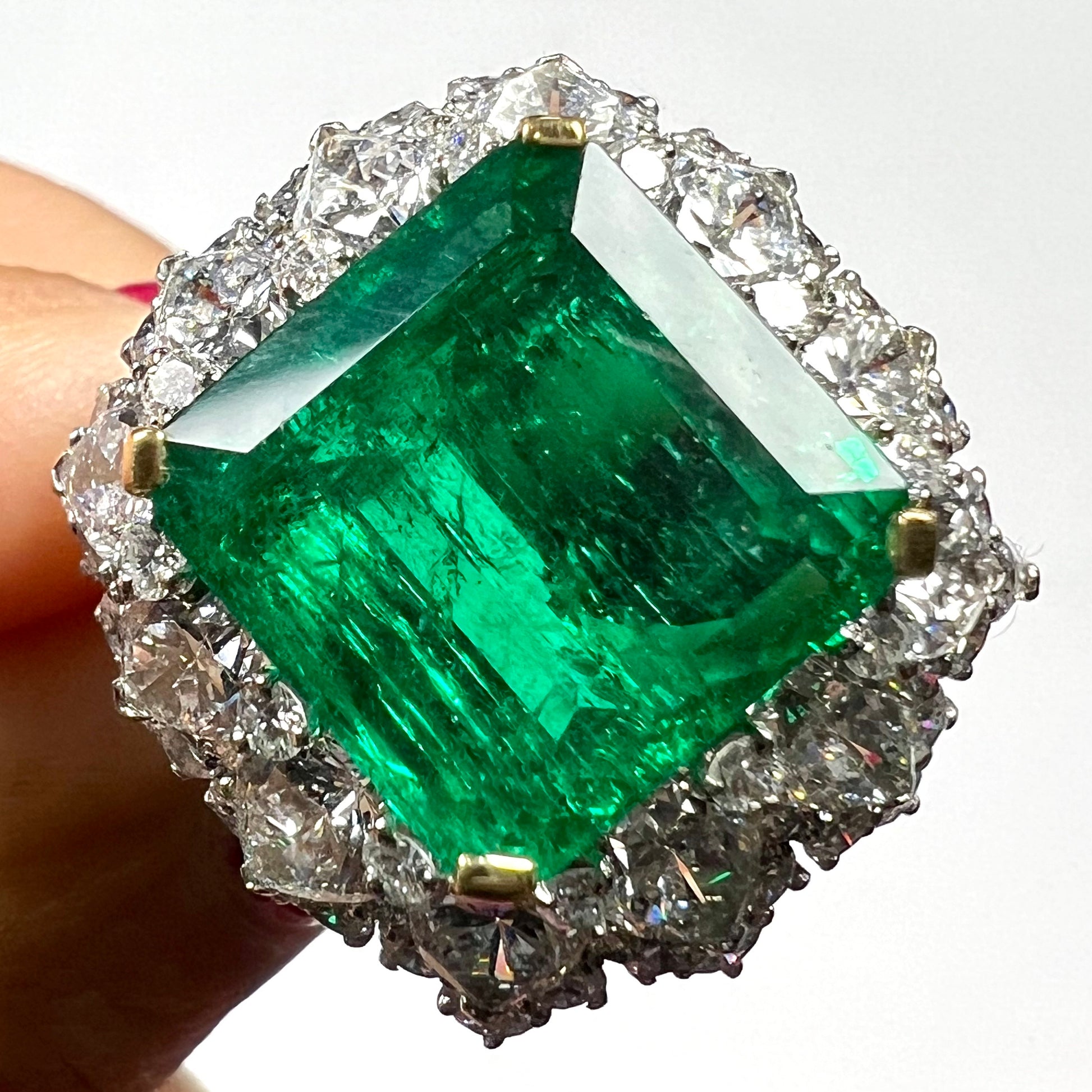 Bulgari 1960s Platinum Emerald & Diamond Ring close-up details