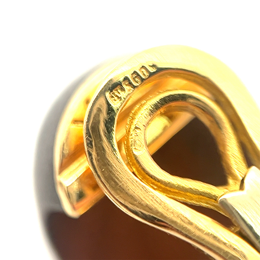 Van Cleef & Arpels 1980s 18KT Yellow Gold Wood Earrings close-up details