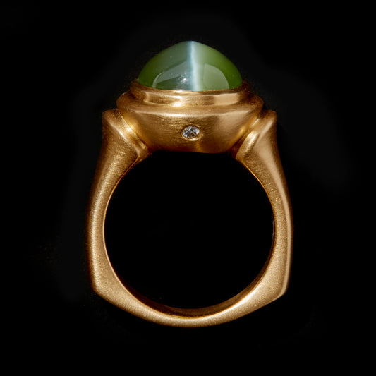 Post-1980s 18KT Yellow Gold Nephrite Jade & Diamond Ring profile