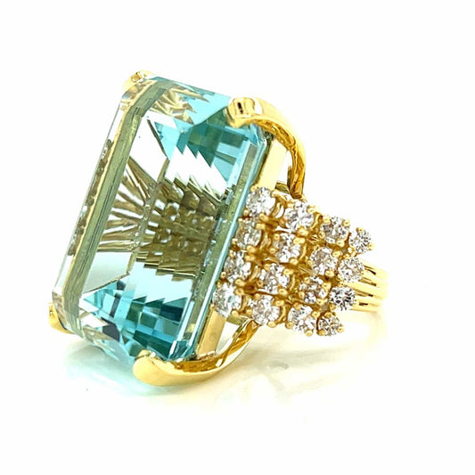 1980s 18KT Yellow Gold Aquamarine & Diamond Ring side