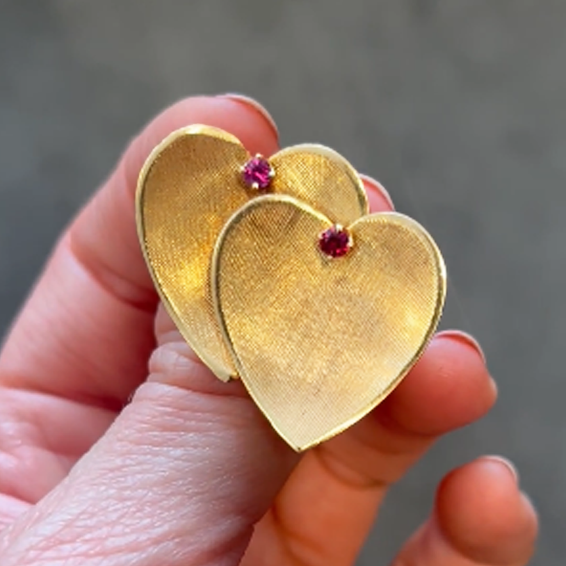 Tiffany & Co. 1940s 14KT Yellow Gold Ruby Heart Brooch front