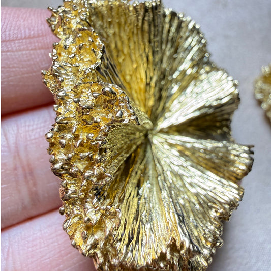 Chaumet Paris 1980s 18KT Yellow Gold Set brooch detail