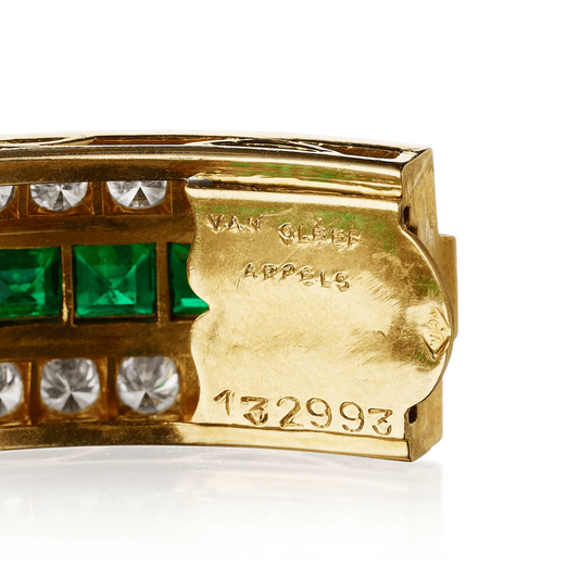 Van Cleef & Arpels Paris 1980s 18KT Yellow Gold Emerald & Diamond Bracelet signature