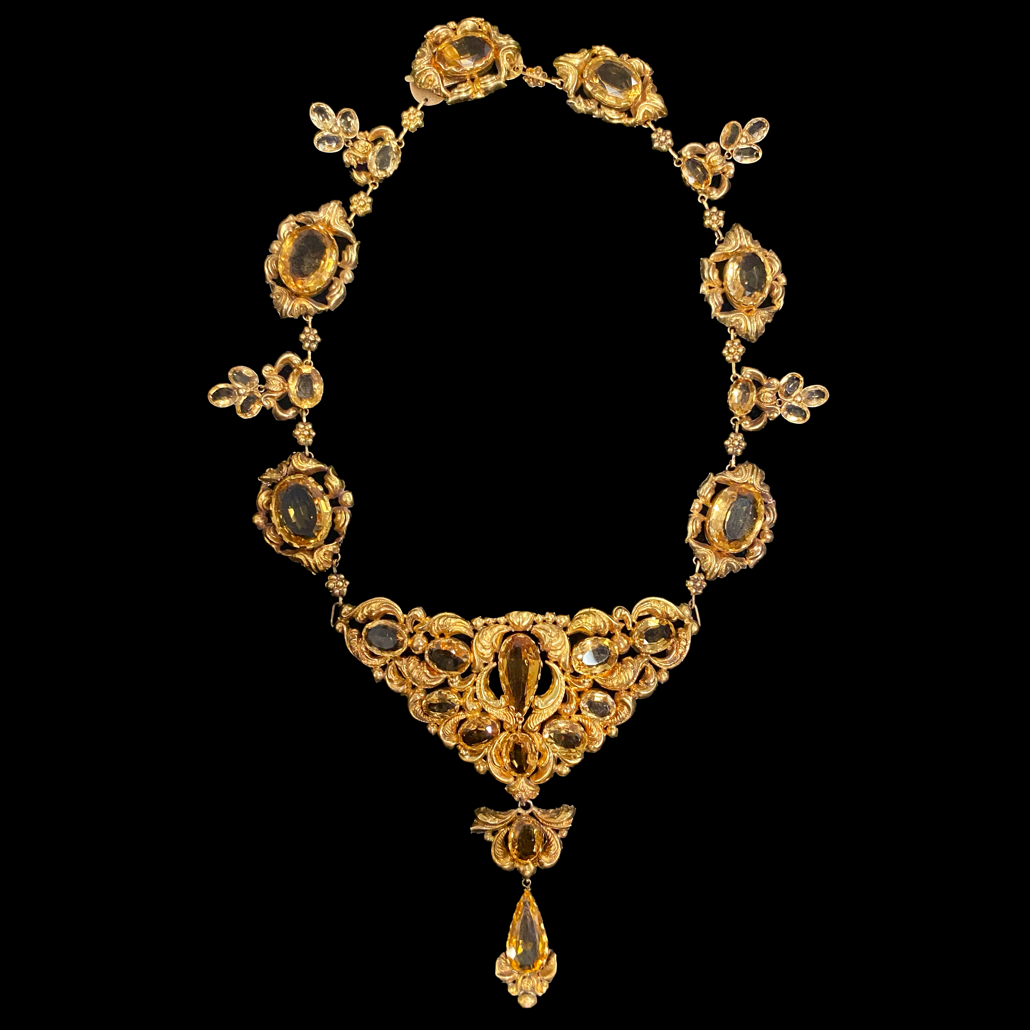 example of jewelry from the Victorian era