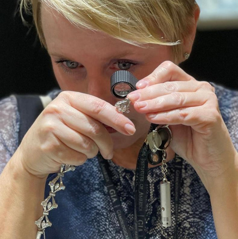 IAJA expert Angela inspects jewelry 