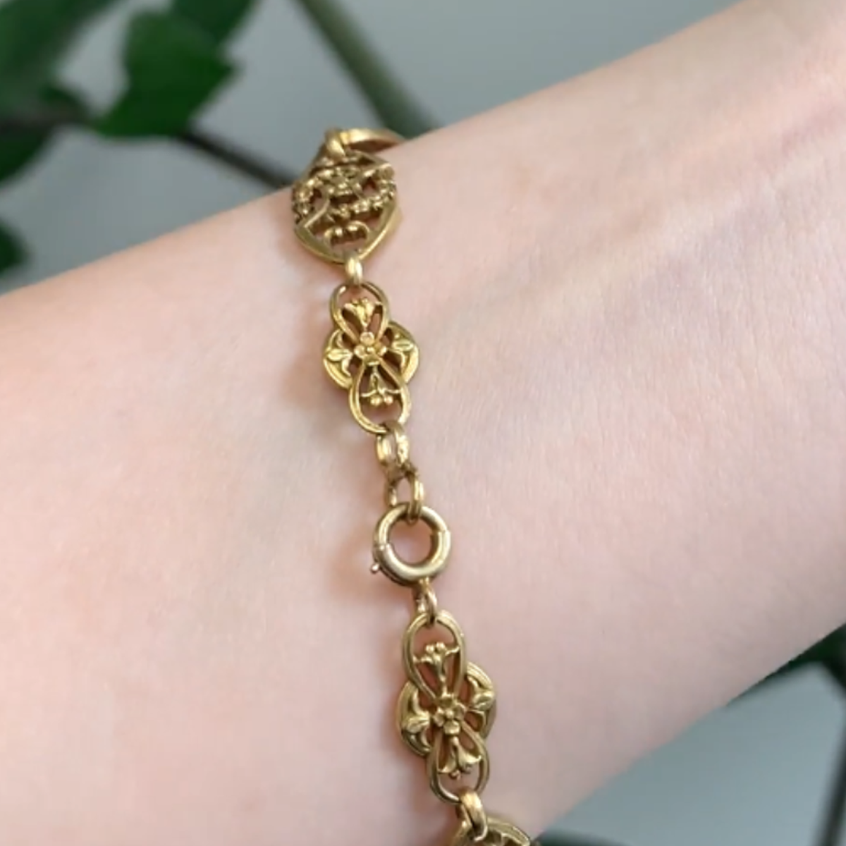 Art Nouveau 18KT Yellow Gold Diamond Natural Pearl Bracelet close-up details of clasp