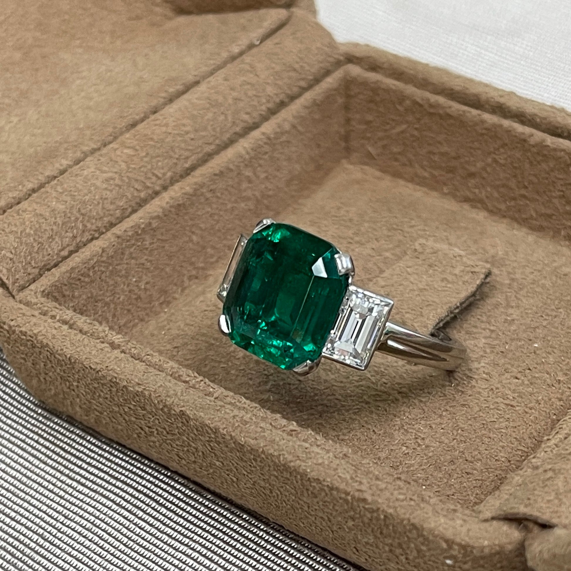 Post-1980s Platinum Colombian Emerald & Diamond Ring front view in jewelry box