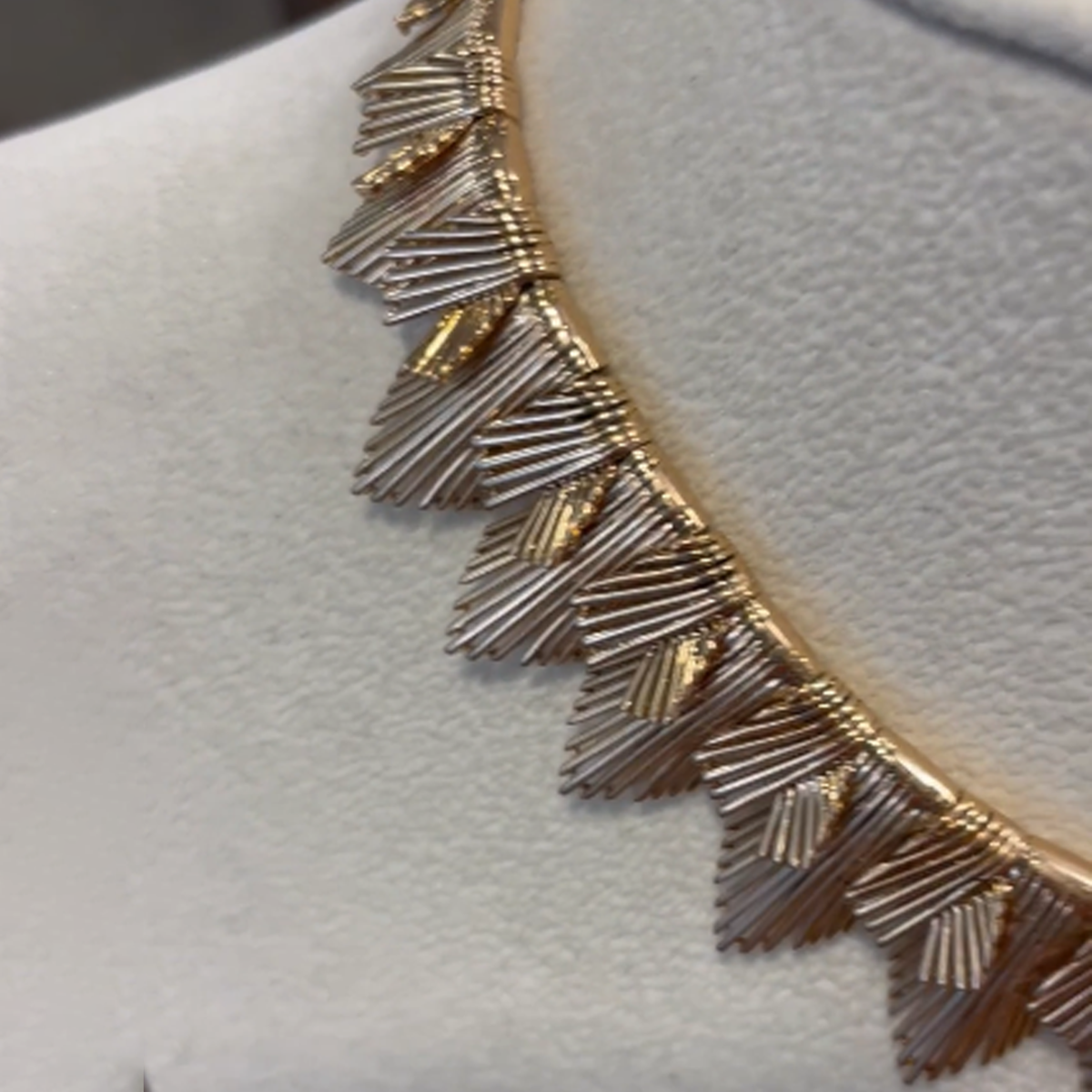 1960s 18KT Yellow Gold Fringe Necklace close-up details
