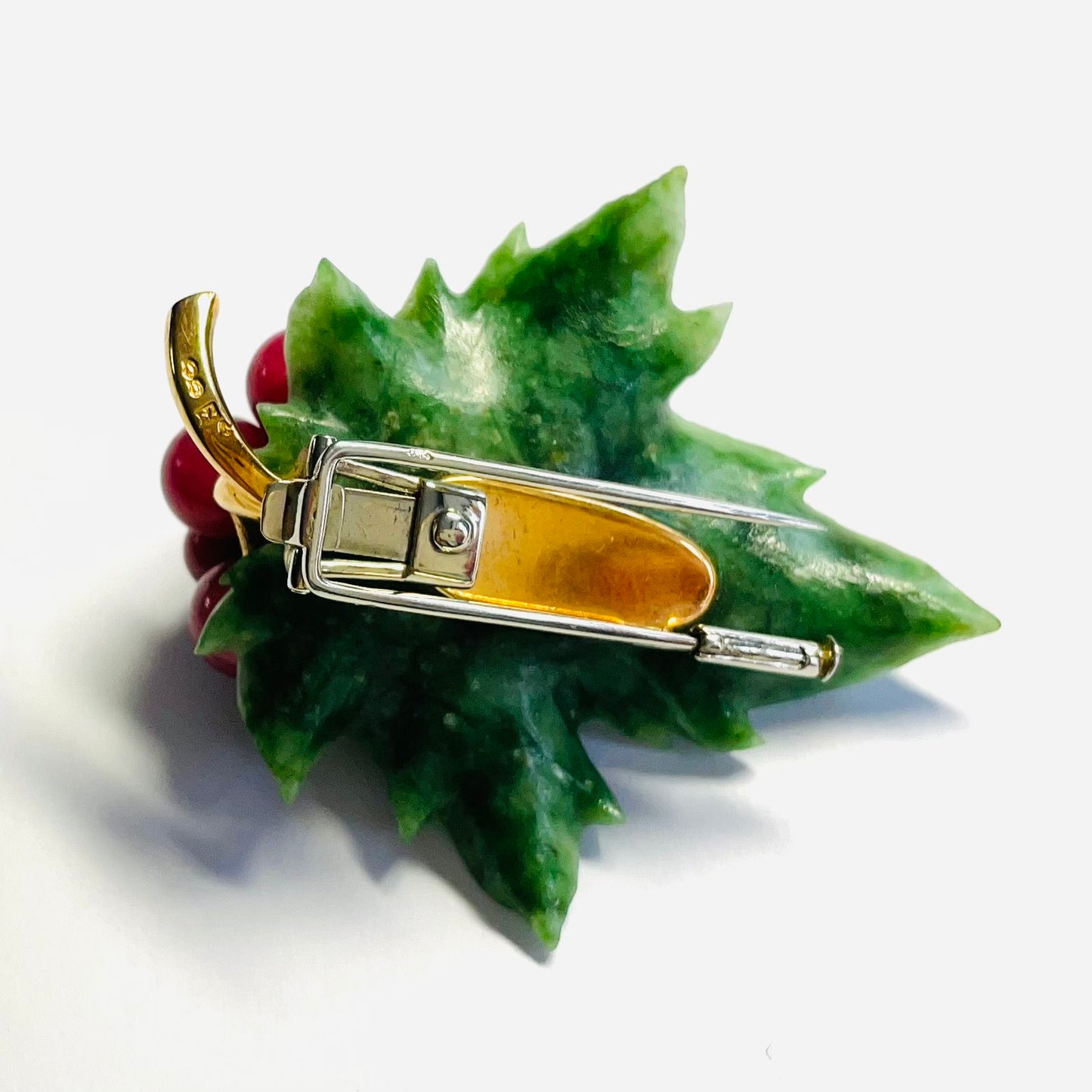 1950s 18KT Yellow Gold Carved Jade Nephrite Grape Brooch back view