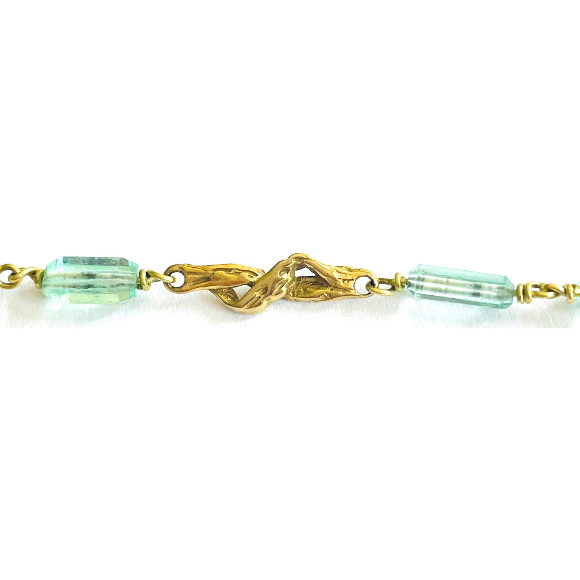 1970s 18KT & 8KT Yellow Gold Beryl Necklace close-up of clasp