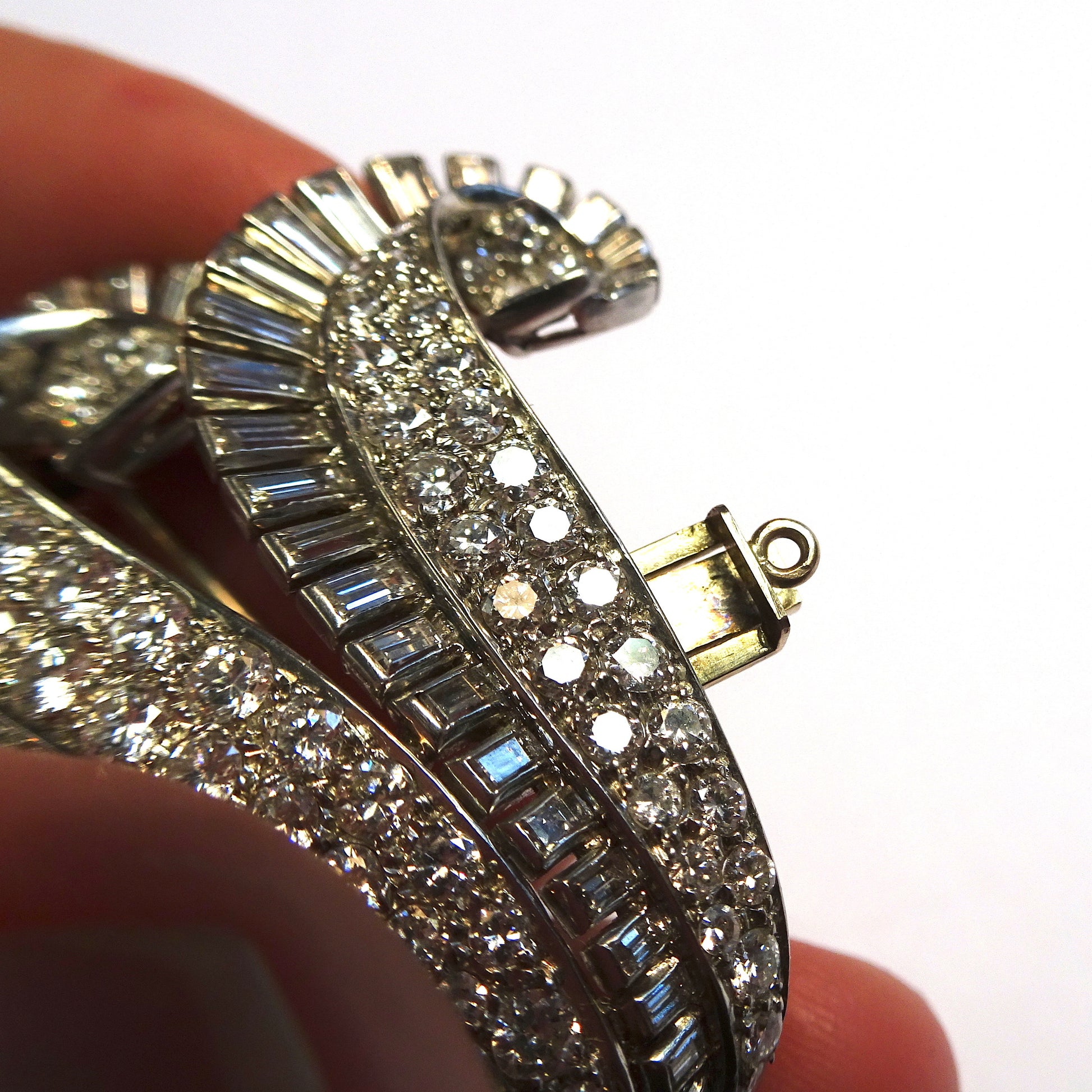 Ghiso 1940s Platinum Diamond Brooch close-up details