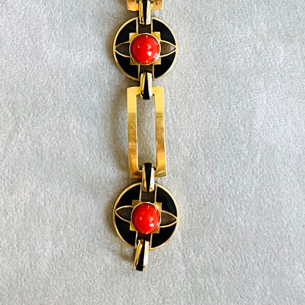 French Art Deco 18KT Yellow Gold Coral & Enamel Bracelet close-up details