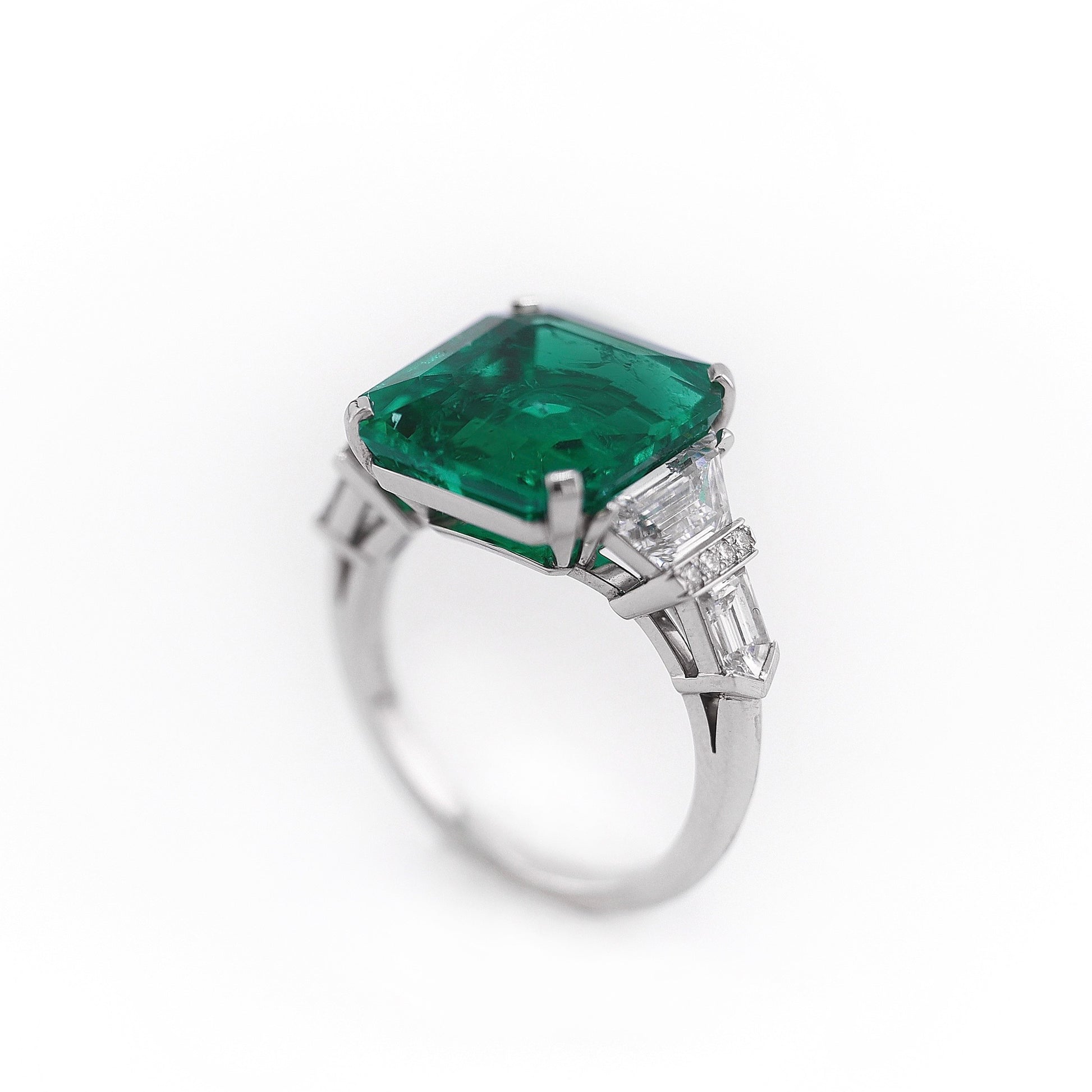 Raymond Yard Post-1980s Platinum Emerald & Diamond Ring profile