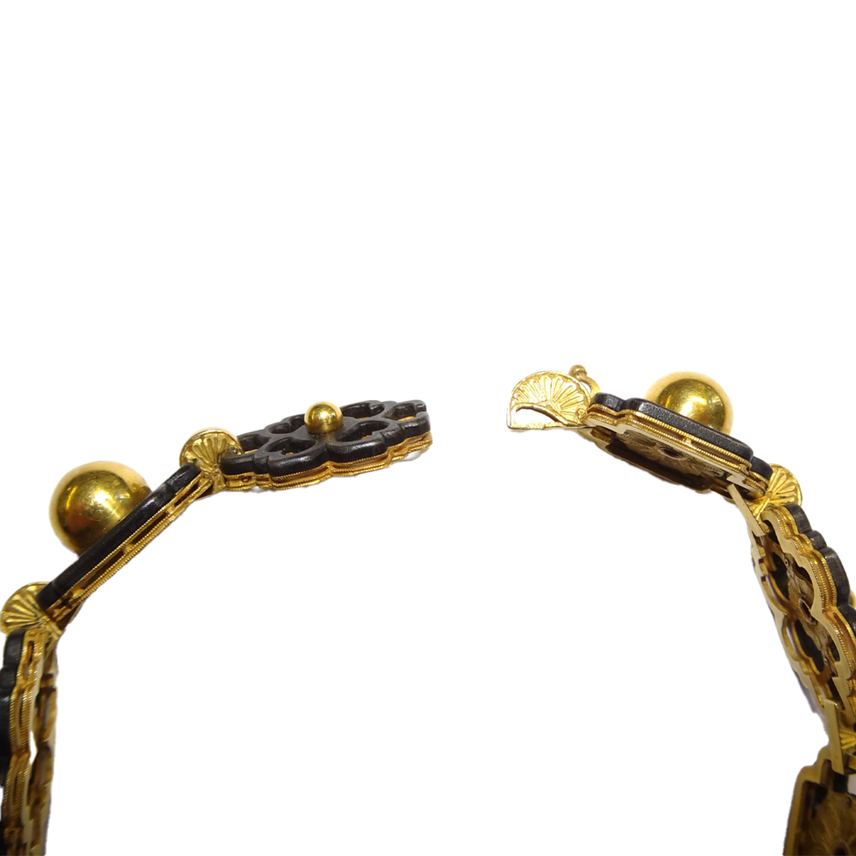 Marsh's Art Nouveau 14KT Yellow Gold Suite close-up of bracelet clasp